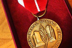 Medal-Komisji-Edukacji-Narodowej-dla-pracownika-Wydzialu